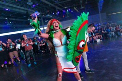 EVO 2024の写真 『ワールドヒーローズ2』のマッドマンのコスプレをしながら声援を送る女性。