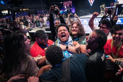 EVO 2024の写真 Aarondamacを賞賛する人々。