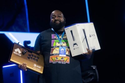 EVO 2024の写真 金色のEVOジョイスティックとPlayStation 5を勝ち取った人物。