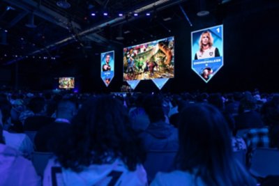 EVO 2024の写真 メインステージで『Street Fighter 6』をプレイする2人の選手を見つめる観衆。