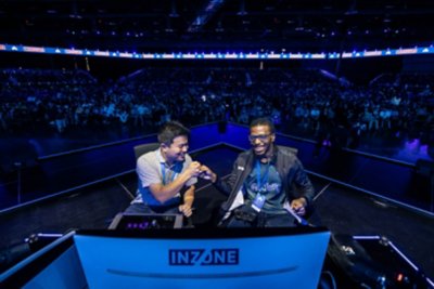 EVO 2024の写真 試合前に拳を突き合わせる2人の選手とその背後から2人を見つめる大観衆。