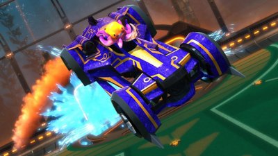 《Rocket League》螢幕截圖，呈現一台紫色和金色的車輛凌空飛起
