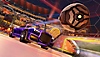 Captura de pantalla de Rocket League temporada 7 que muestra un auto morado golpeando una pelota