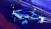 《火箭联盟》截屏，显示一辆蓝色车辆加速