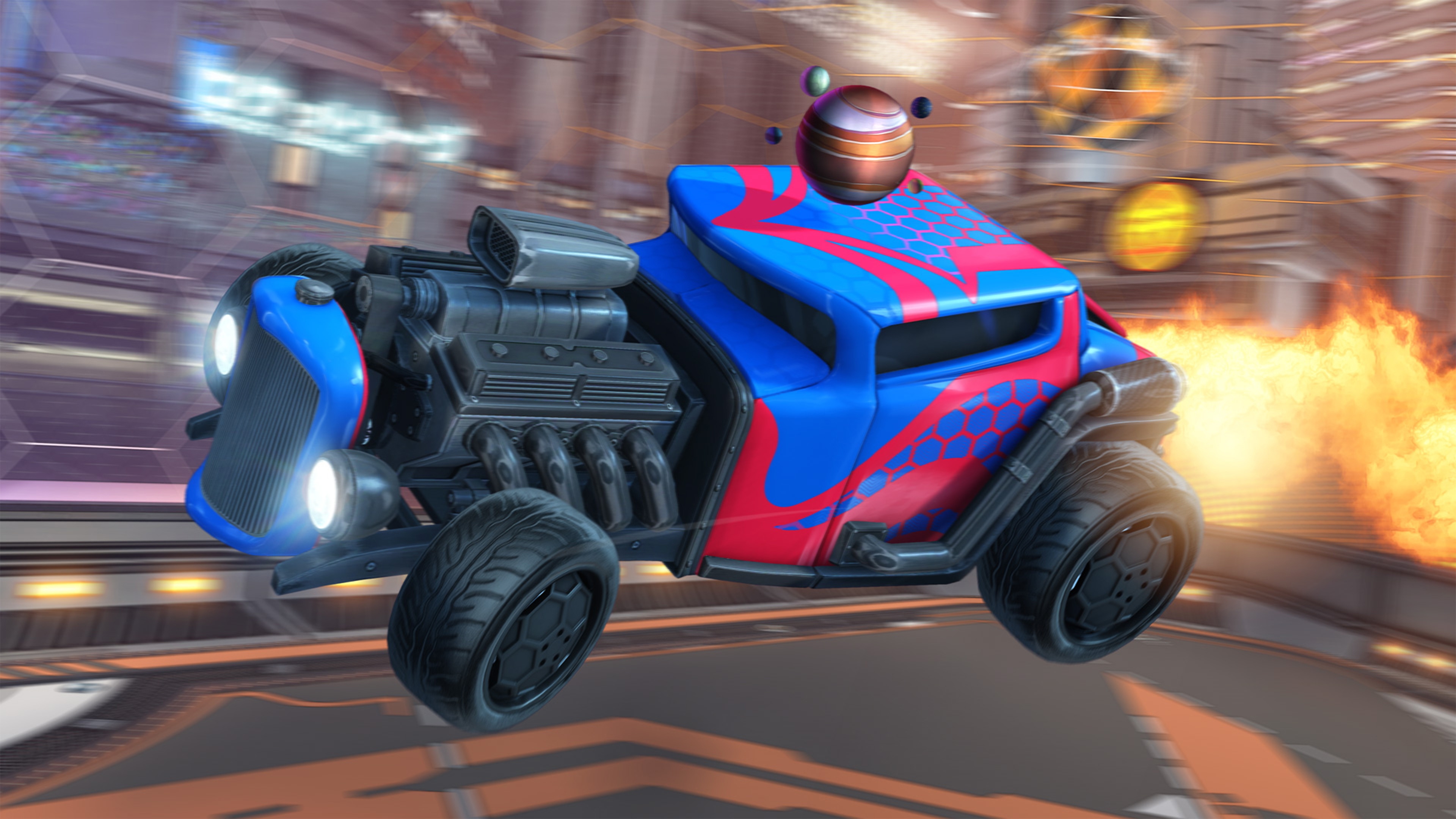 Screenshot von Rocket League, der ein Auto im Hot-Rod-Stil mit einem offenen Motor und einer rot-blauen Lackierung zeigt.