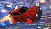 Captura de pantalla de Rocket League que muestra un coche con un animal parecido a un unicornio en el techo y pintura roja con patrones geométricos