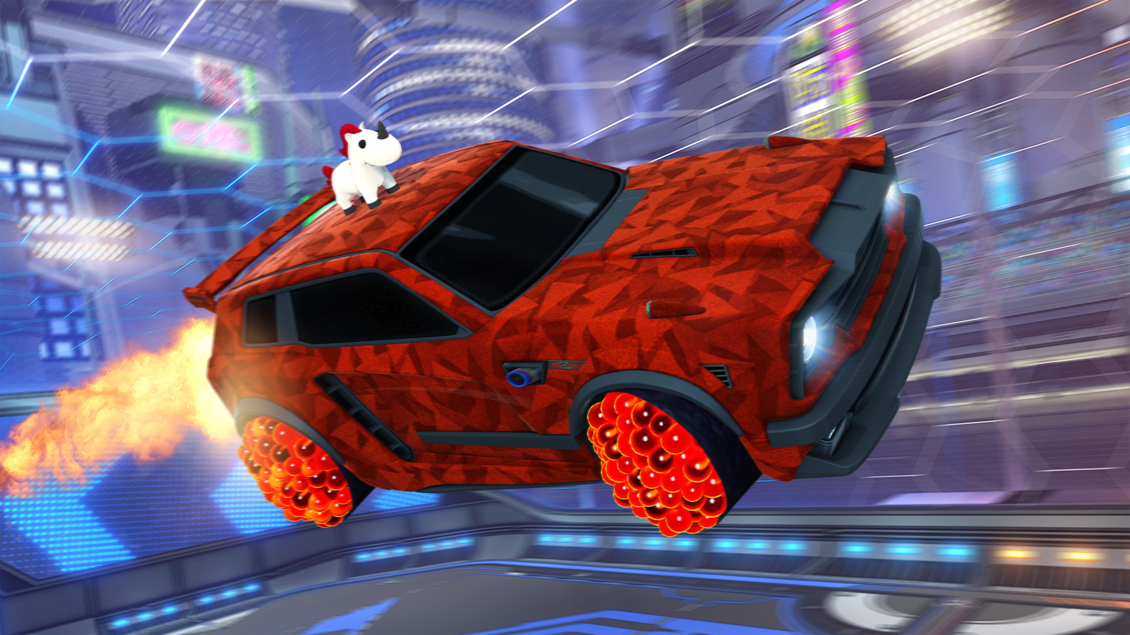Rocket League – snímek obrazovky zachycující auto s jednorožci podobným zvířetem na střeše a lakem s červenými geometrickými tvary