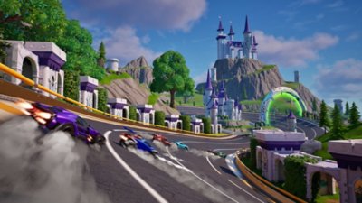 Captura de pantalla Rocket Racing con autos derrapando por la esquina de una pista y un castillo en la distancia