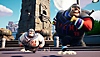Captura de pantalla de Rumbleverse con dos personajes corriendo por una plaza de pueblo