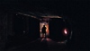 Saturnalia – snímek obrazovky zobrazující siluetu postavy ve dveřích