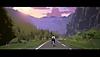 Season: A Letter to the Future – zrzut ekranu przedstawiający główną postać jadącą na rowerze pod różowym niebem