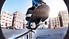 Session: Skate Sim - Illustration principale montrant un gros plant d'un skateboarder faisant un grind sur une rampe