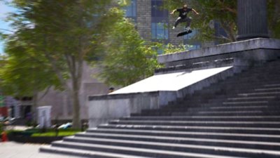 Session: Skate Sim - Istantanea della schermata che mostra uno skater che esegue un flip trip su una grande scalinata