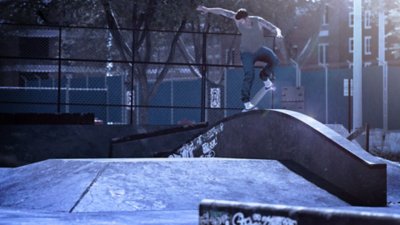 Session: Skate Sim – posnetek zaslona s prikazom rolkarja, ki se spušča po robu