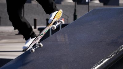 لعبة Session: Skate Sim - لقطة شاشة تعرض متزلجًا يتزلج فوق حافة