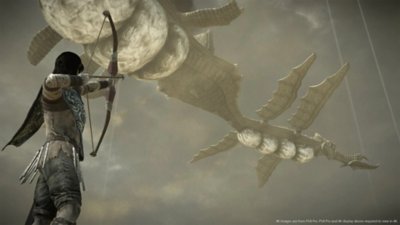 Captura de pantalla de Shadow of the Colossus que muestra al jugador apuntando a una enorme criatura en el aire