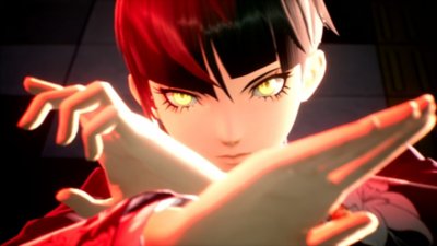 Снимок экрана из игры Shin Megami Tensei V: Vengeance, на котором крупным планом изображён персонаж со светящимся жёлтыми глазами