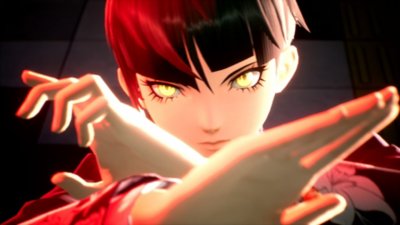 Parlayan sarı gözlere sahip bir karakteri yakından gösteren Shin Megami Tensei V: Vengeance ekran görüntüsü