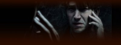 《SILENT HILL 2》截屏，展示了James Sunderland在镜中震惊的模样