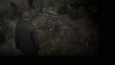 Silent Hill 2, snimka zaslona koji prikazuje Jamesa Sunderlanda kako pronalazi knjigu Crimson Ceremony u blizini groba