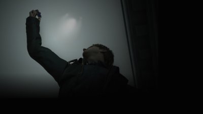 Silent Hill 2, snimka zaslona koja prikazuje Jamesa kako upotrebljava plavi dragulj da prizove NLO