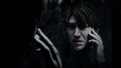 Captura de pantalla de Silent Hill 2 que muestra a James mirándose en un espejo