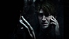 Captura de pantalla de Silent Hill 2 que muestra a James mirándose en un espejo