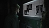Captura de pantalla de Silent Hill 2 en la que se ve a James mirando una selección de radiografías