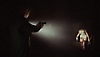 Silent Hill 2 - captura de ecrã que mostra James a fazer incidir uma lanterna num manequim 