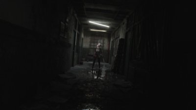 Captura de pantalla de Silent Hill 2 que muestra la silueta de una criatura de pie al final de un pasillo