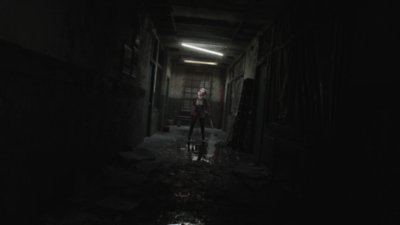 Silent Hill 2 – Capture d'écran montrant un monstre se tenant à l'entrée d'un couloir