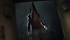 《Silent Hill 2》截屏，显示金字塔型的头部