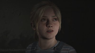 لقطة شاشة للعبة Silent Hill 2 يظهر بها وحش يقف في نهاية ممر