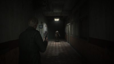 Captura de pantalla de Silent Hill 2 en la que se ve a James apuntando con una linterna a un maniquí 