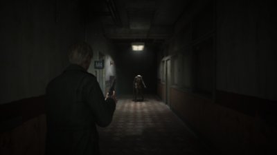 Silent Hill 2 - Screenshot di James che illumina un manichino con una torcia 