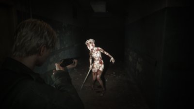 Screenshot van Silent Hill 2 met Pyramid Head