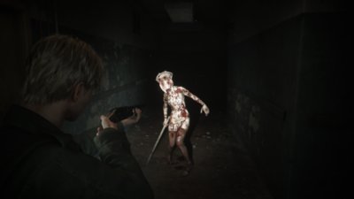 Snimka zaslona iz igre Silent Hill 2 prikazuje Pyramid Heada