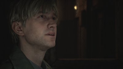Screenshot van Silent Hill 2 met James die naar een aantal röntgenfoto's kijkt