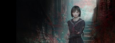 Key-Art zu Silent Hill f, die Shimizu Hinako zeigt, die vor einer von einer roten, organischen Substanz bedeckten Gasse steht.