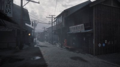 Silent Hill f – Screenshot einer japanischen Straße bei trübem, bewölktem Wetter.