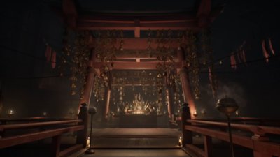 Silent Hill f – Screenshot eines traditionellen japanischen Schreins, in dessen Zentrum eine Statue eines neunschwänzigen Fuchses steht.