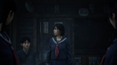 De hoofdpersoon Shimizu Hinako, omringd door haar medeleerlingen in schooluniform