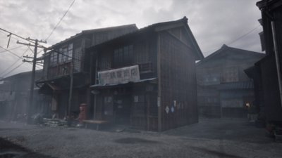 Silent Hill f - afbeelding van een winkelgebouw in een klein Japans stadje