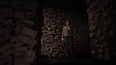 Silent Hill: The Short Message-screenshot van Anita in een ruimte bedekt met aanstootgevende teksten