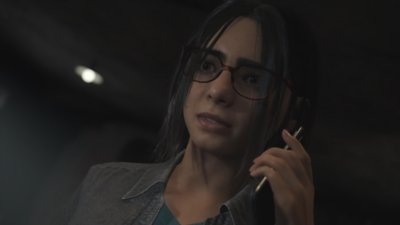 Captura de pantalla de Silent Hill: The Short Message que muestra a Anita al teléfono