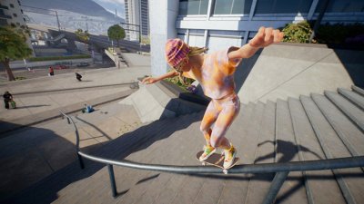 skate. - screenshot van een vrouwelijke skater die in tie-dye kleding van een trapleuning grindt