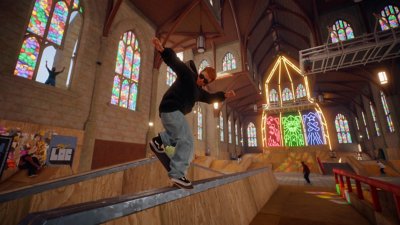 skate. - screenshot van een skater die over een hek in een kathedraal grindt