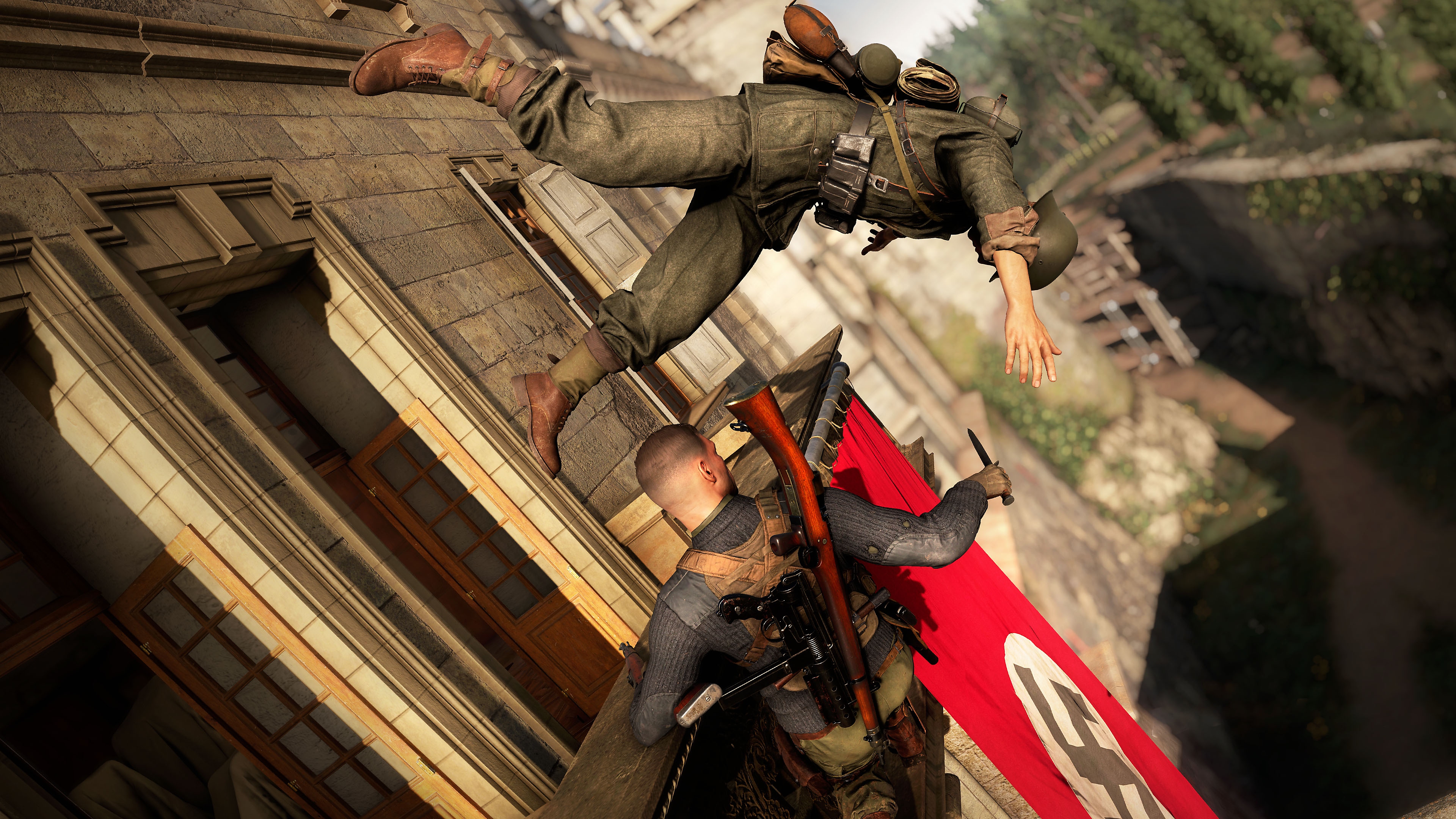 Screenshot van Sniper Elite 5 met daarop een vijand die van het balkon valt