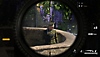 《狙击精英5》截屏，显示一名敌人位于瞄准镜的十字瞄准线内