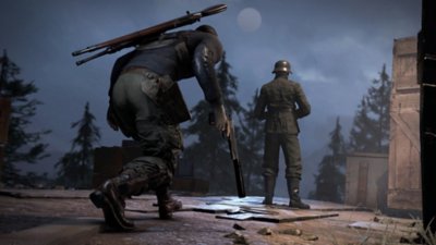 Sniper Elite 5 – skärmbild som visar en karaktär smyga sig på en fiende